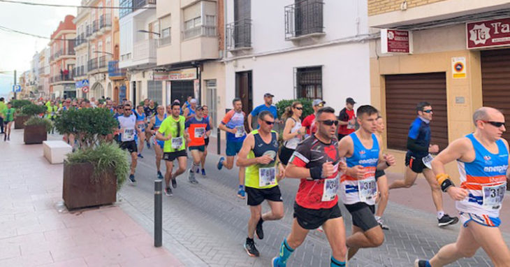 Los corredores pasando por las calles de la bella localidad pontana. Foto: Visit Puente Genil