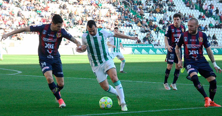 Miguel de las Cuevas superando a un jugador del Yeclano.