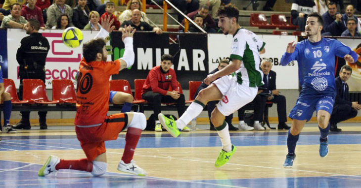 Dani Fernández en una jugada que no pudo culminar. Foto: Córdoba Futsal