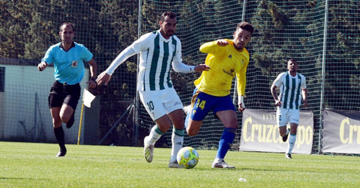 De las Cuevas en pleno zigzagueo en Cádiz. Foto: Córdoba CF