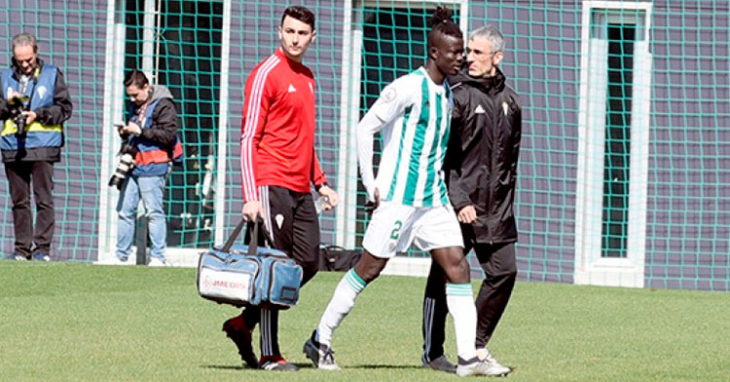 Djetei retirándose del terreno de juego con el doctor Bretones tras su lesión en Cádiz.