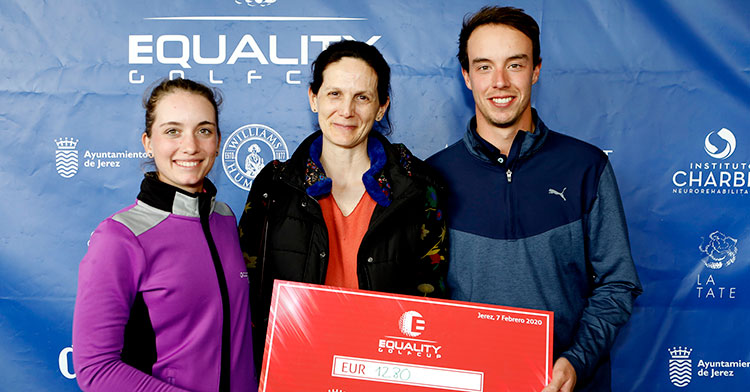 Víctor Pastor junto a la presidenta de la Fundación Recaída 0 donando los euros recaudados gracias a su birdies y los de Laura Gómez en Sherry Golf Jerez.