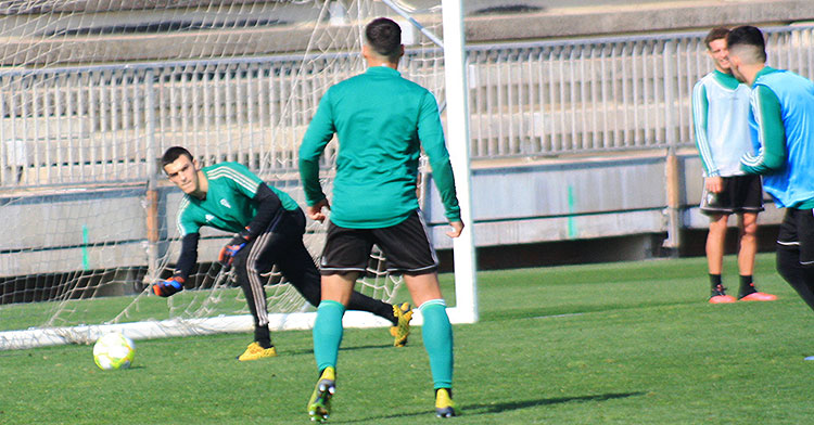 Edu Frías poniendo el balón en juego durante el entrenamiento.
