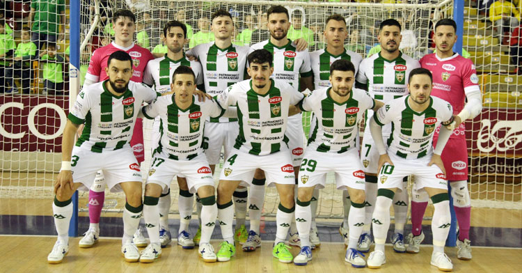 Koseky posando junto a sus compañeros antes del duelo contra Peñíscola. Foto: Córdoba Futsal