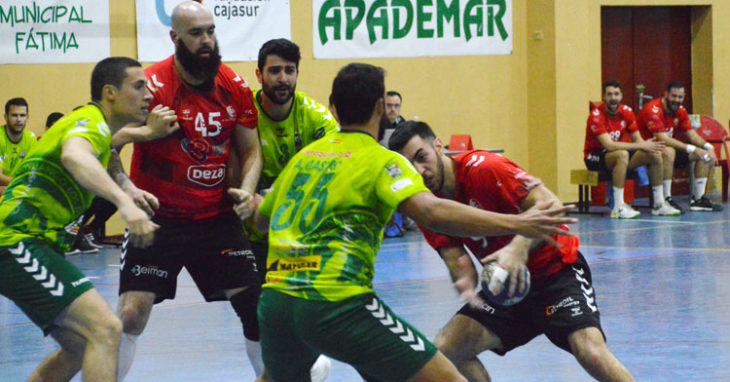 Esteban López intentando hacerse hueco en la fuerte defensa malagueña. Foto: CBM