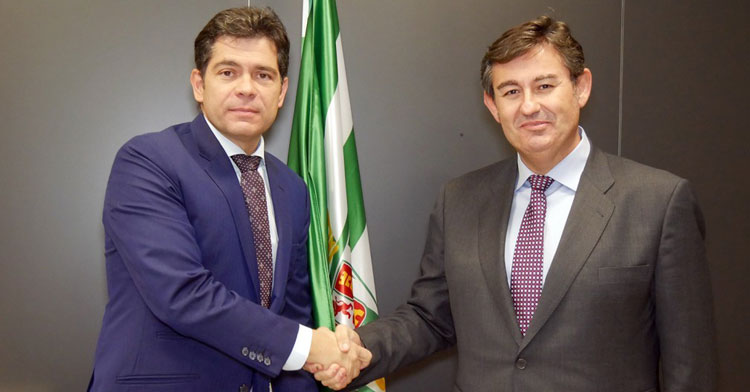 El apretón de manos entre Estepa y González Calvo el pasado 5 de diciembre, en un proceso ahora en el aire. Foto: Córdoba CF