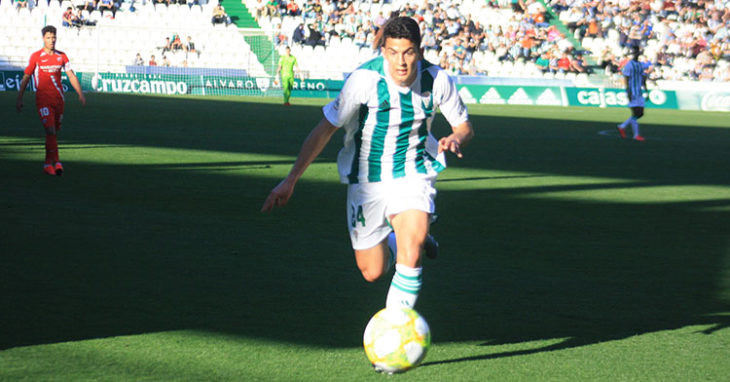 Fran Gómez persiguiendo el balón ante el Sevilla Atlético.