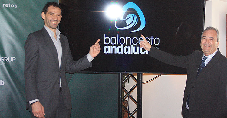 Jorge Garbajosa y Antonio de Torres mostrando la nueva imagen de la FAB.