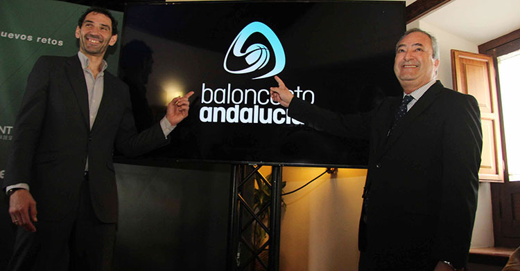 Jorge Garbajosa y Antonio de Torres mostrando la nueva imagen de la FAB.