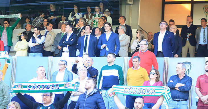 El consejo de administración de Infinity escuchando el himno del Córdoba CF durante el pasado domingo ante el Sevilla Atlético.