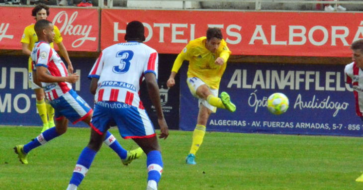 El cordobés Nieto en su disparo a gol en Algeciras. Foto: Cádiz CF