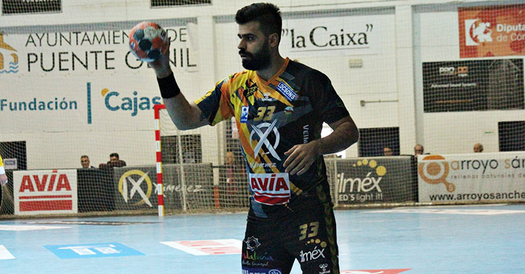 El iraní Esteki con el balón en uno de sus primeros ataques con el Ángel Ximénez-Avia.