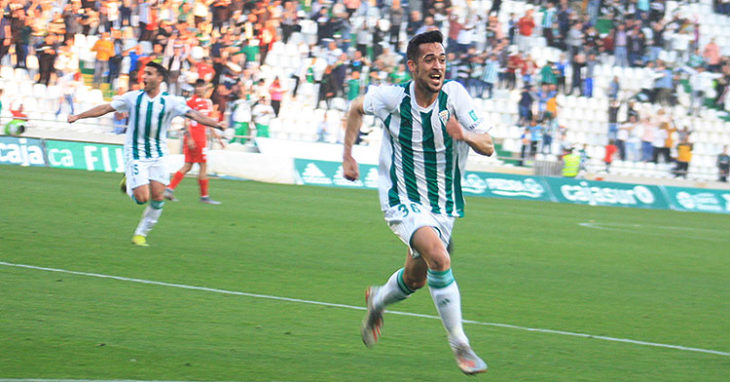Iván Navarro corriendo como loco para celebrar su gol. Autor: Manuel D. Vera