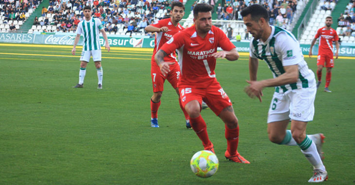 Iván Navarro superando a Álex Robles en su visita a El Arcángel con el Sevilla Atlético a finales de febrero.