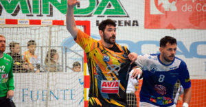 Javi García pide el balón pese a la defensa de un jugador del BM Benidorm.