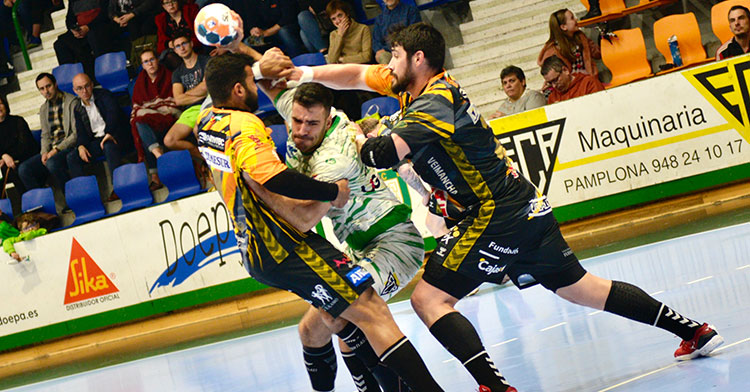 Javi García y Marcio Da Silva cerrando a un pivote del Helvetia Anaitasuna.