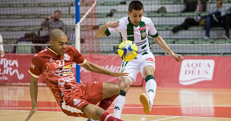 Javi Sánchez intentando evitar la presión de Leo Santana