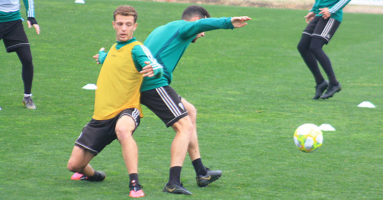 Jordi Tur disputando un balón dividido con Imanol García.