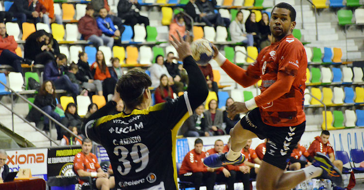 Jorge Nazario volando para lanzar. Foto: CBM