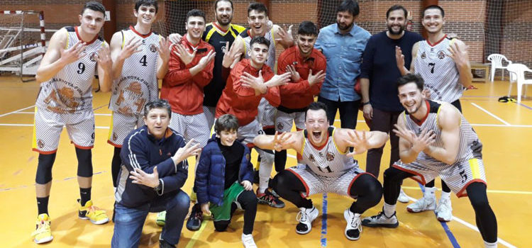 Los jugadores de Juanra Guzmán, felices tras su novena victoria. Foto: CP Peñarroya