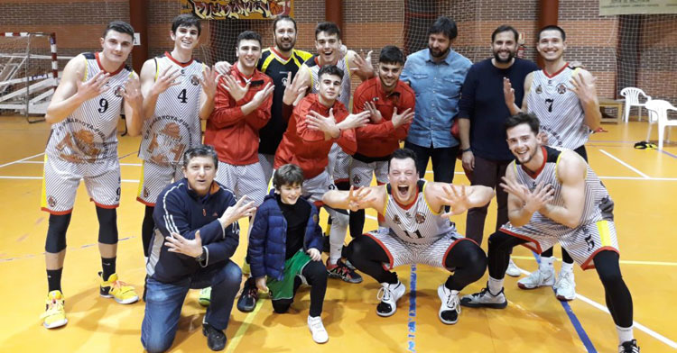 Los jugadores de Juanra Guzmán, felices tras su novena victoria. Foto: CP Peñarroya