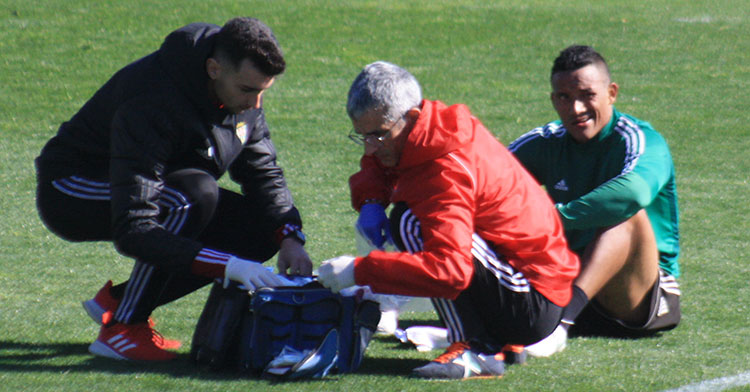 El hondureño Luis Garrido tras las grapas que le tuvo que poner el doctor Bretones.