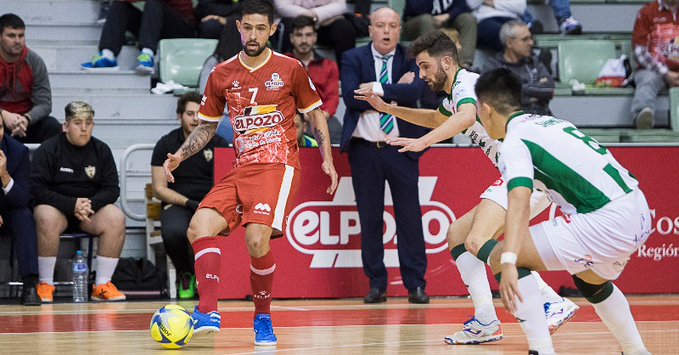 Maca, al fondo, siguiendo el partido en su área técnica. Foto: LNFS