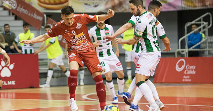 Manu Leal intentando robar la pelota. Foto: Pascu Méndez / ElPozo Murcia