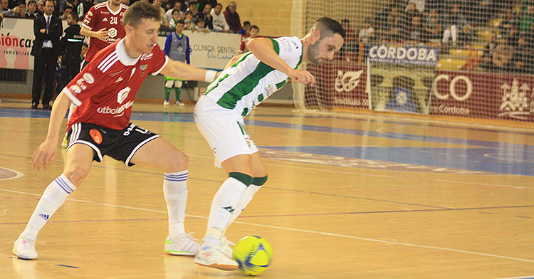 Manu Leal controla el balón ante un jugador del Zaragoza.