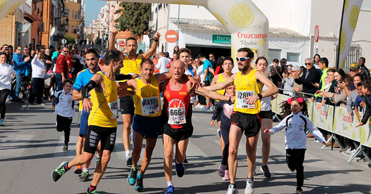 Miguel Ríos entrando en meta en su última Media Maratón de Puente Genil.