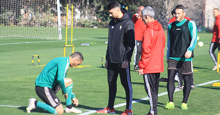 Moutinho señalando al doctor Bretones la zona afectada de su pie, con Piovaccari llegando por detrás.