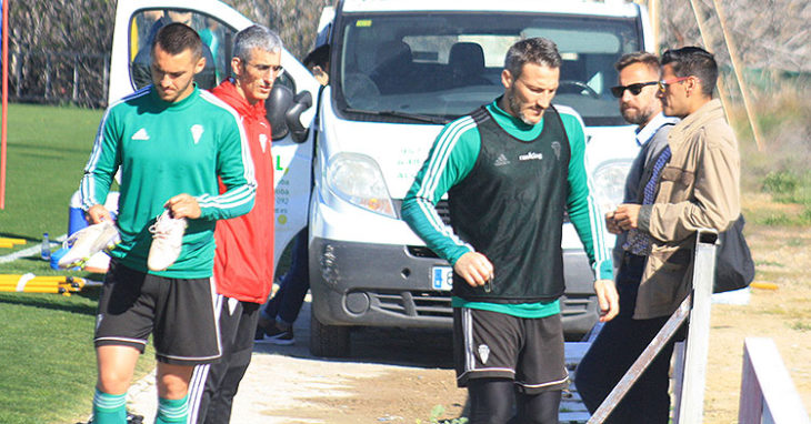 Piovaccari y Moutinho retirándose del entrenamiento tras departir con el doctor Bretones y Juanito.