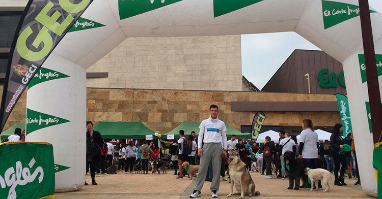Rafa García y su perro lobo fue uno de los muchos binomios participantes en el I Canicross de El Corte Inglés.