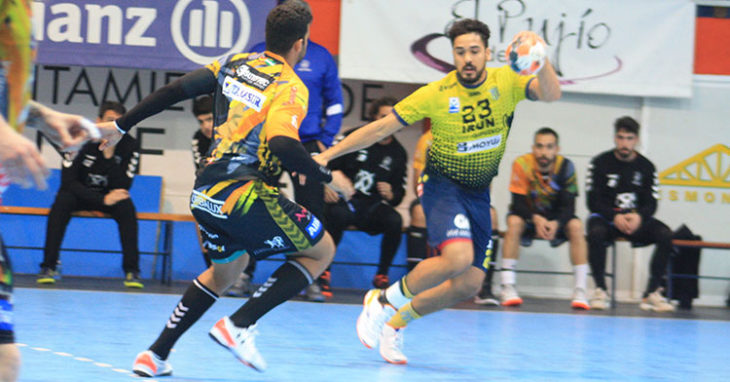 Rodrigo Salinas intentando superar a un jugador del Ximénez.