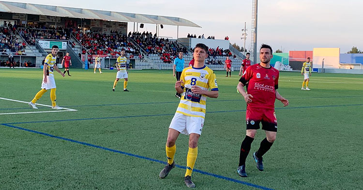 Un jugador del Salerm encimado a un rival del Coria.