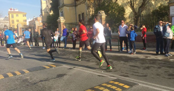 Varios runners en acción en una de las populares de 2020. Foto: Mamen Montoro