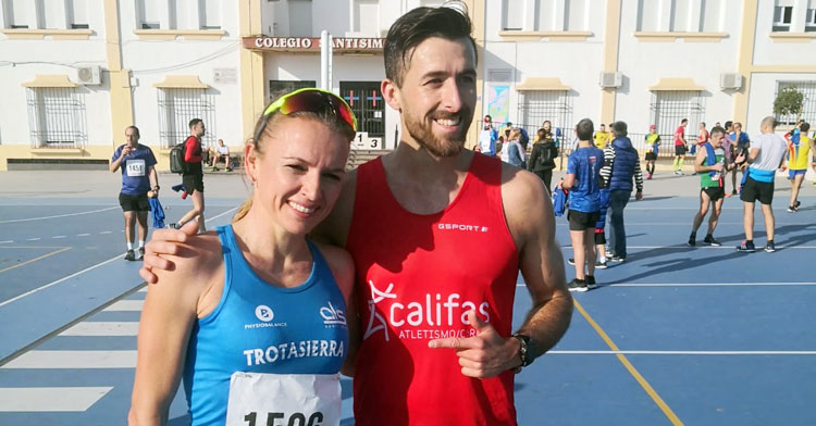 Francisco Vallejo posa con la ganadora femenina, Raquel Hernández. Foto: Trotasierra