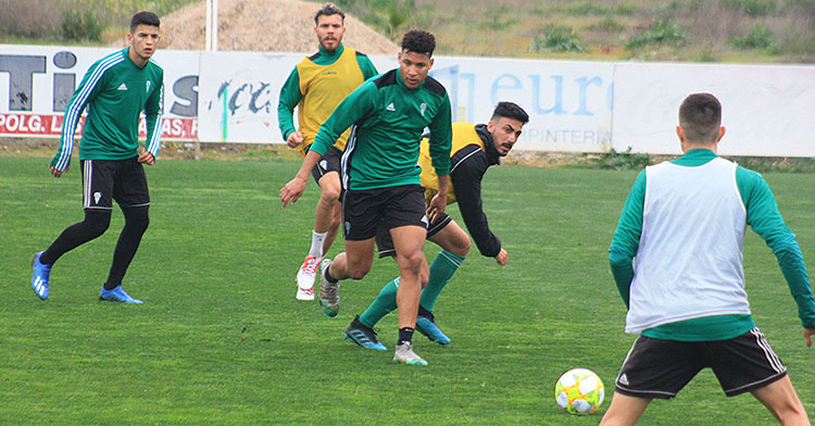 Felipe Veloso se anticipa a Moyano, con Vera y Fran Gómez al fondo, mientras Xavi Molina, de espaldas, sale al corte.