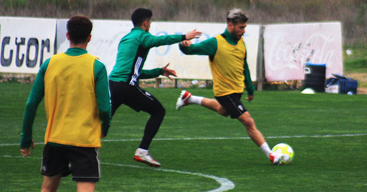 Vera antes de desplazar el balón en largo con Iván Navarro intentando encimarle.