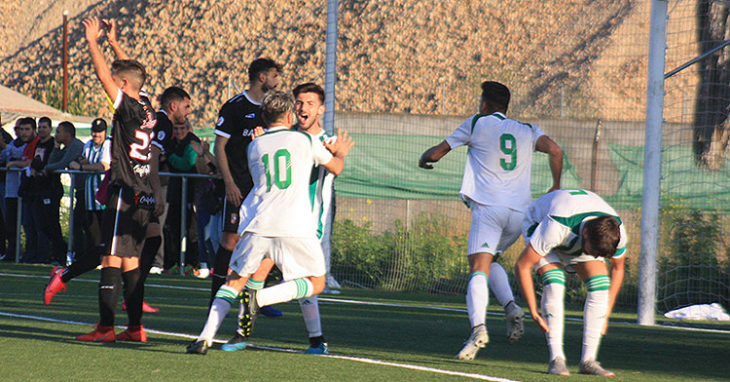 Vera sale disparado a celebrar su gol del empate ante el Ceuta con sus compañeros y los aficionados cordobesistas del fondo.