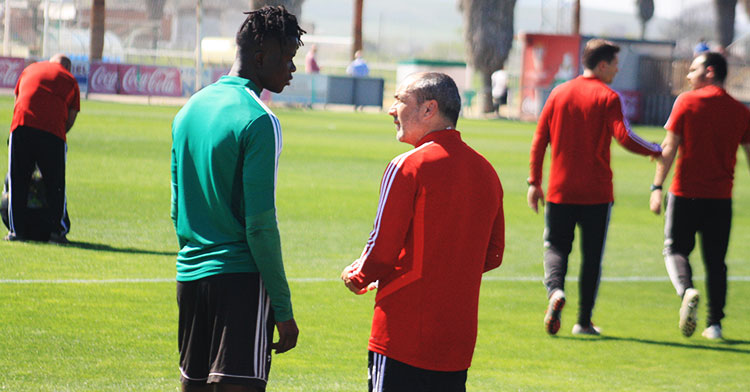 Juan Sabas departiendo con Djetei en su primer entrenamiento al frente del Córdoba CF.