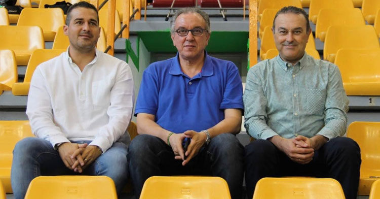 Pablo García -en el centro- flanqueado por Pablo Lozano, presidente de la RFAF, y Rafael Hidalgo, delegado en Córdoba de la misma. Foto: Deportivo Córdoba Cajasur