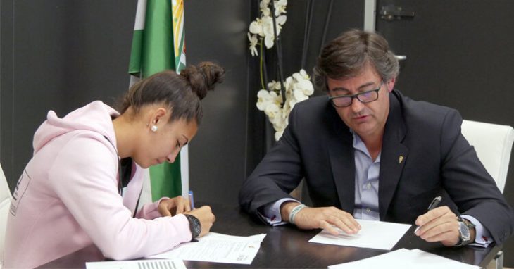 Wifi firma su primer contrato como jugadora profesional en la entidad blanquiverde. Foto: Córdoba CF