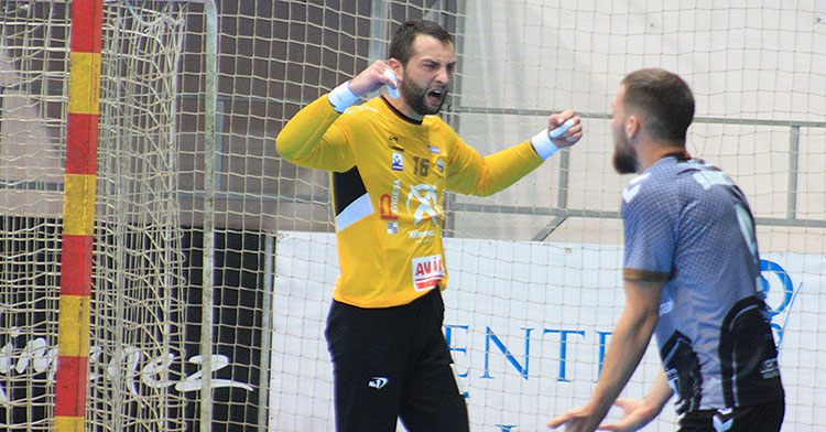 Adi celebrando una de sus muchas paradas de su primera temporada en la Asobal.