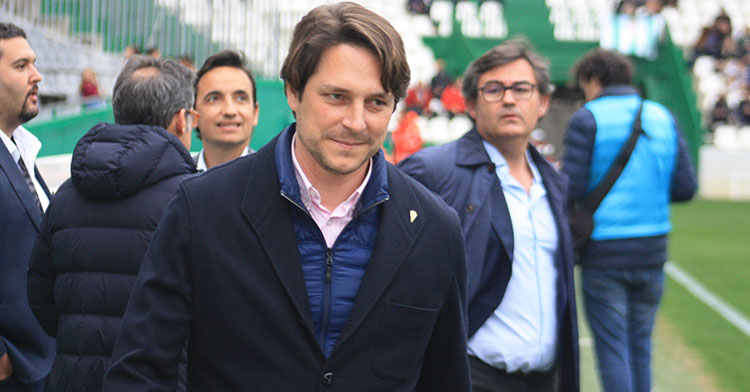 El consejero Adrián Fernández Romero, con Javier González Calvo al fondo en los prolegémenos del partido ante el Algeciras.