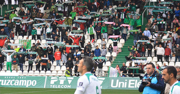 La afición cordobesista recibiendo a su equipo el pasado domingo antes del inicio del partido ante el Algeciras.