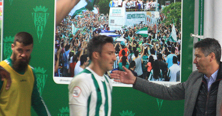 Alfonso Serrano animando a Piovaccari tras acabar el partido ante el Algeciras.
