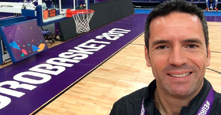 Feliz. Antonio Conde posando con una canasta al fondo.