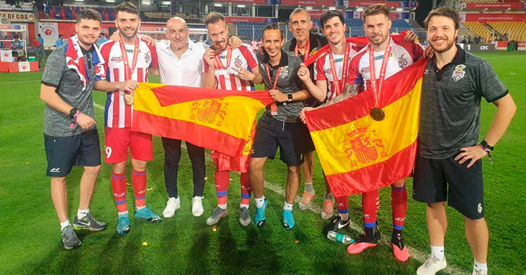 Antonio López, el tercero por la izquierda, junto a los jugadores españoles y su cuerpo técnico en el Atlético Kolkata.