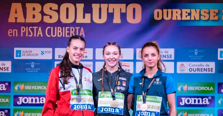 Carmen Avilés, a la izquierda, en el podio del 400 lisos absoluto junto a Andrea Jiménez.